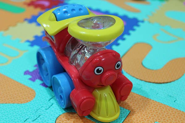 En este momento estás viendo Suelo o manta de juego y juguetes de primara infancia