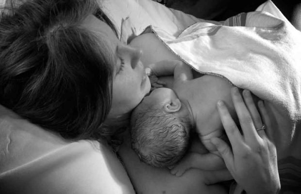 En este momento estás viendo Tristeza post parto: cómo puede ayudar la pareja y la familia