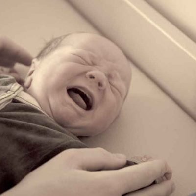 El llanto del bebé: ¿si lo tengo mucho en brazos lo estoy malcriando?